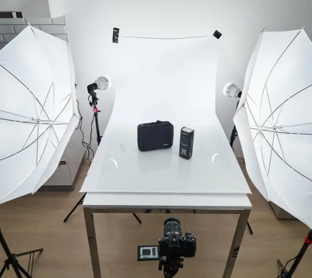Profesjonalne oświetlenie do zdjęć w domu: dwa parasole fotograficzne, lampy i aparat. Idealna jaka lampa do zdjęć w domu.